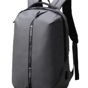 תיק גב ספורטיבי המתאים לנסיעות לחו"ל מוגן מים ללפטופ 15.6" מבית המותג AOKING עם טעינת USB - אפור